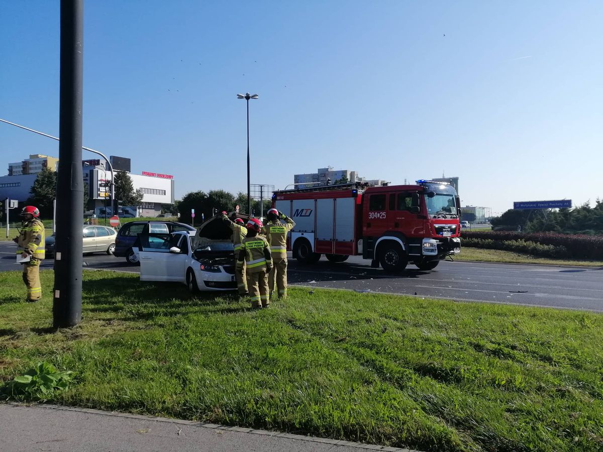 Wjechał na rondo pomimo czerwonego światła. Doprowadził do wypadku (zdjęcia)