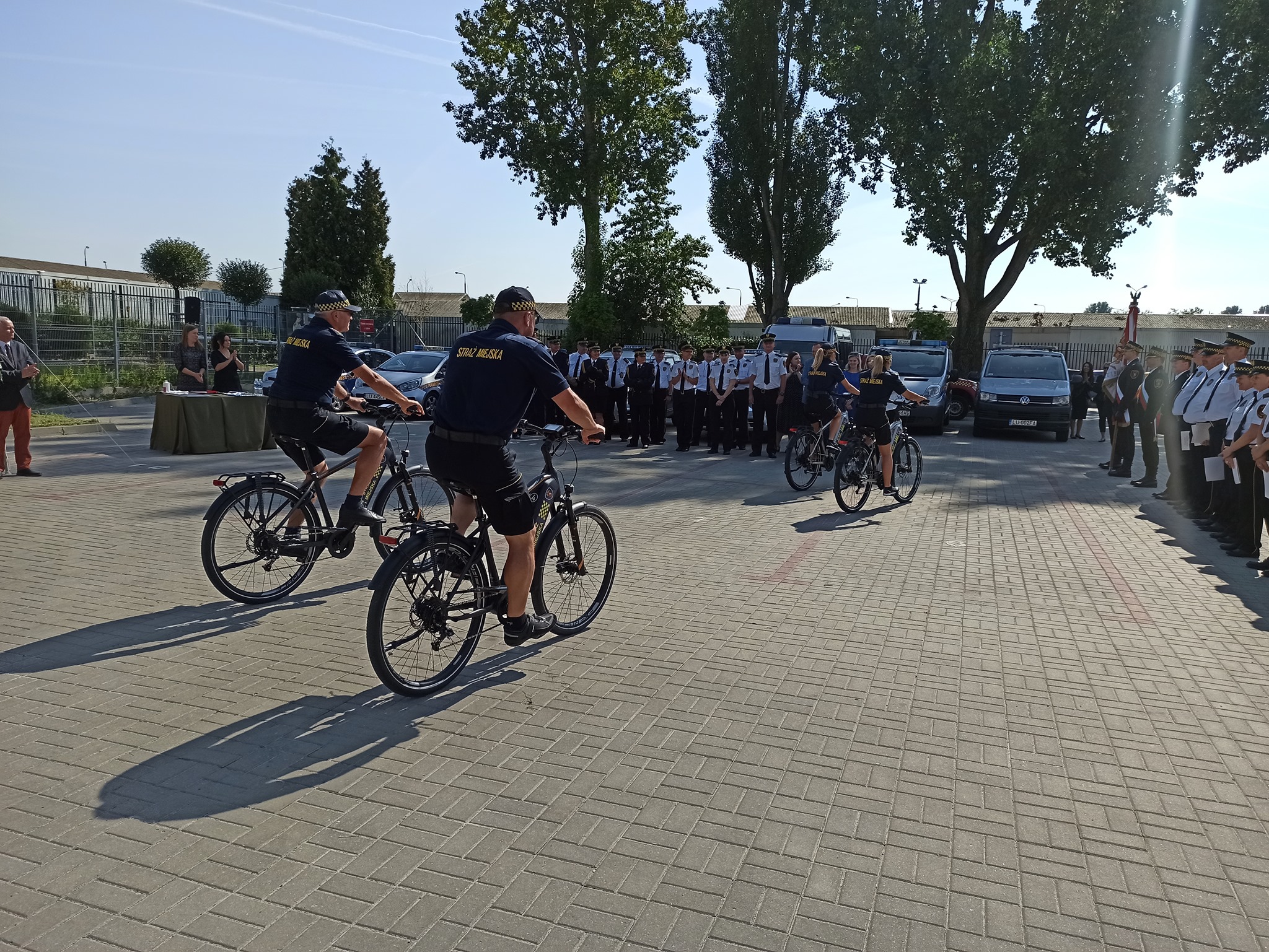 Lubelscy strażnicy miejscy otrzymali nowe rowery. Hybrydowe jednoślady pomogą w codziennych patrolach