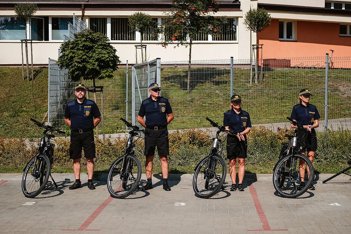 Lubelscy strażnicy miejscy otrzymali nowe rowery. Hybrydowe jednoślady pomogą w codziennych patrolach