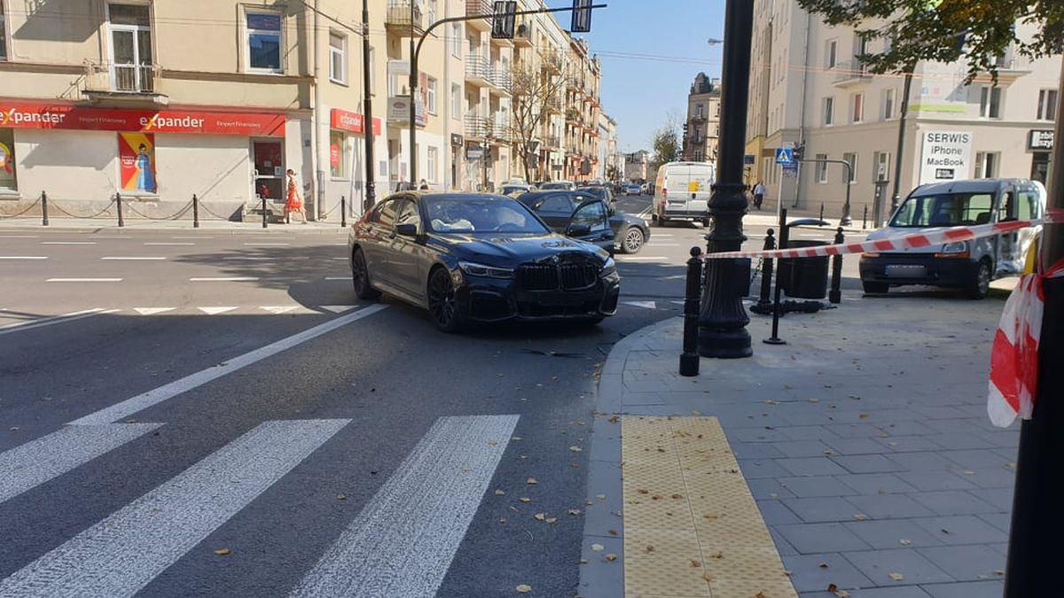 Kierowca BMW chciał zdążyć na żółtym świetle, sygnalizacja jednak nie działała. Zderzył się z dwoma autami (zdjęcia)