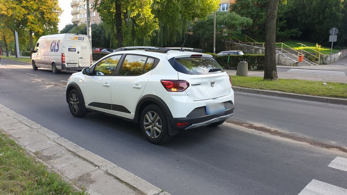 Dacia się zatrzymała, kierowca dostawczego volkswagena już nie. Zderzenie aut przed przejściem dla pieszych (zdjęcia)