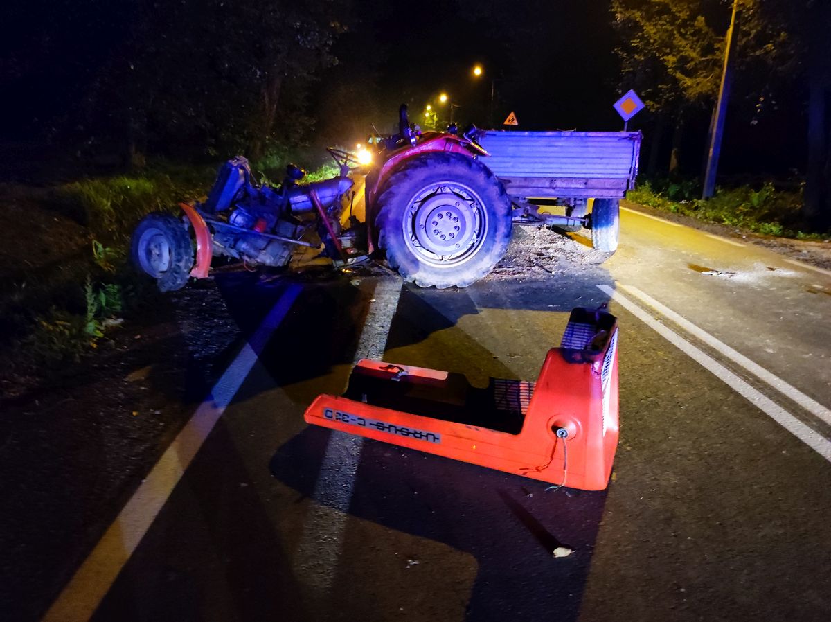 Jeden skręcał, drugi wyprzedzał. Ciągnik zderzył się z seatem, jedna osoba została ranna (zdjęcia)