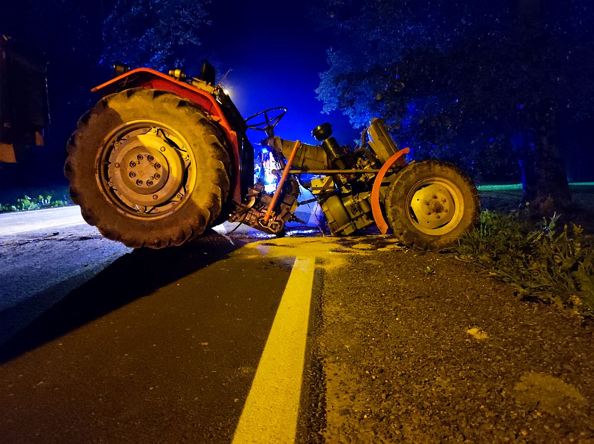 Jeden skręcał, drugi wyprzedzał. Ciągnik zderzył się z seatem, jedna osoba została ranna (zdjęcia)