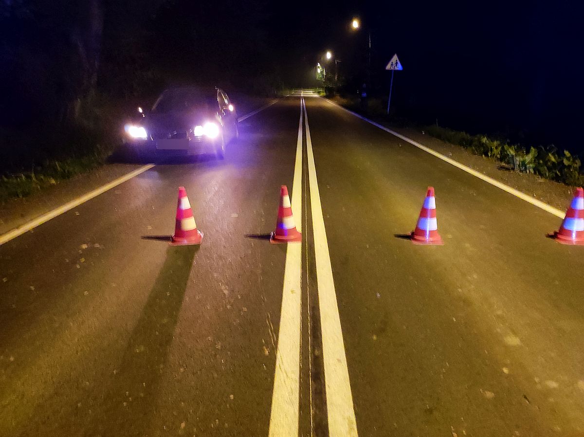 Jeden skręcał, drugi wyprzedzał. Ciągnik zderzył się z seatem, jedna osoba została ranna (zdjęcia)