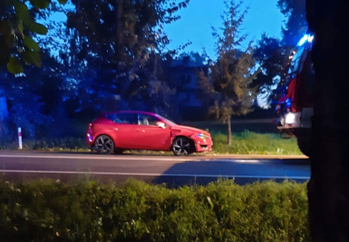 Jeden skręcał, drugi wyprzedzał. Ciągnik zderzył się z seatem, jedna osoba została ranna (zdjęcia)