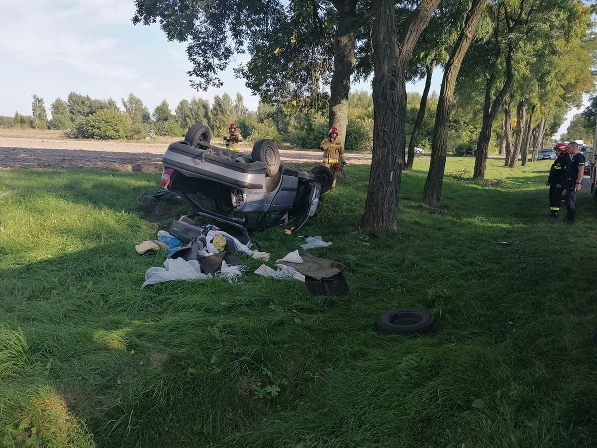 Zaczął wyprzedzać, citroen uderzył w przepust i dachował. Kierowca był kompletnie pijany (zdjęcia)