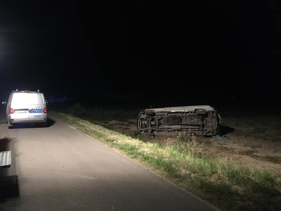 Kierowca busa potrącił policjanta, funkcjonariusze strzelali do pojazdu. Zatrzymano dwie osoby (zdjęcia)