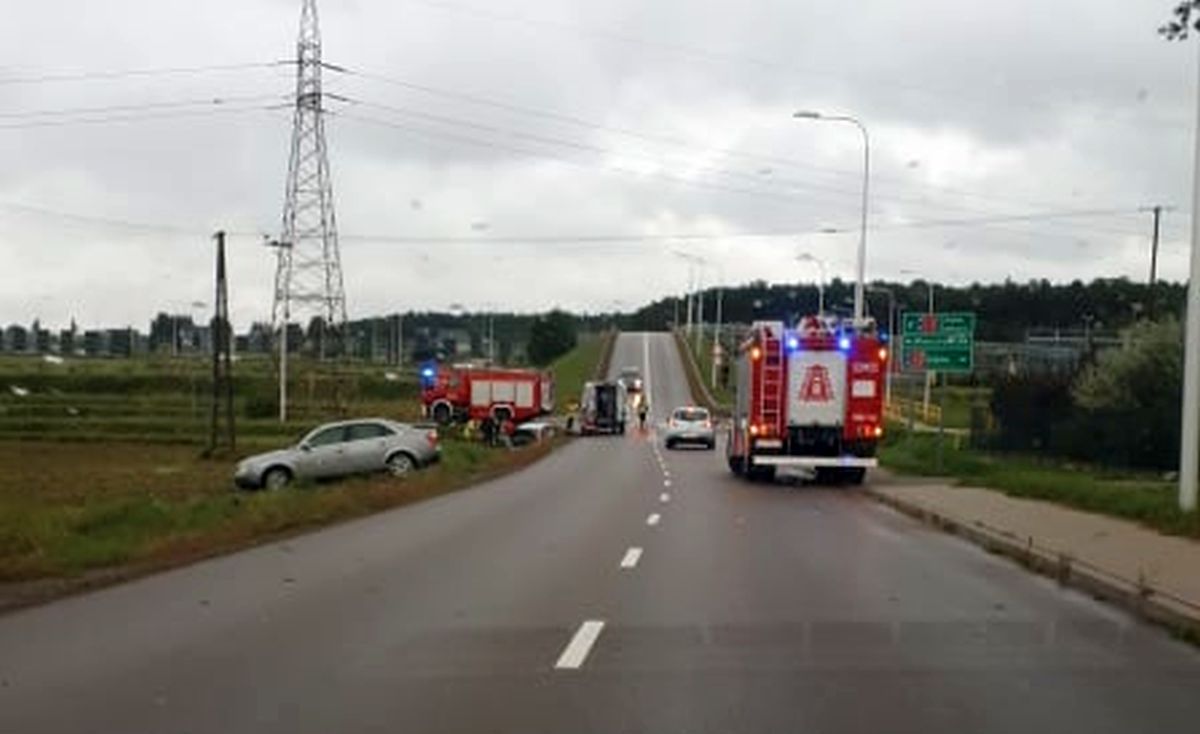 Wysyp kolizji na ulicach Lublina i drogach regionu. Wielu kierowców zapomina o mokrej nawierzchni (zdjęcia)