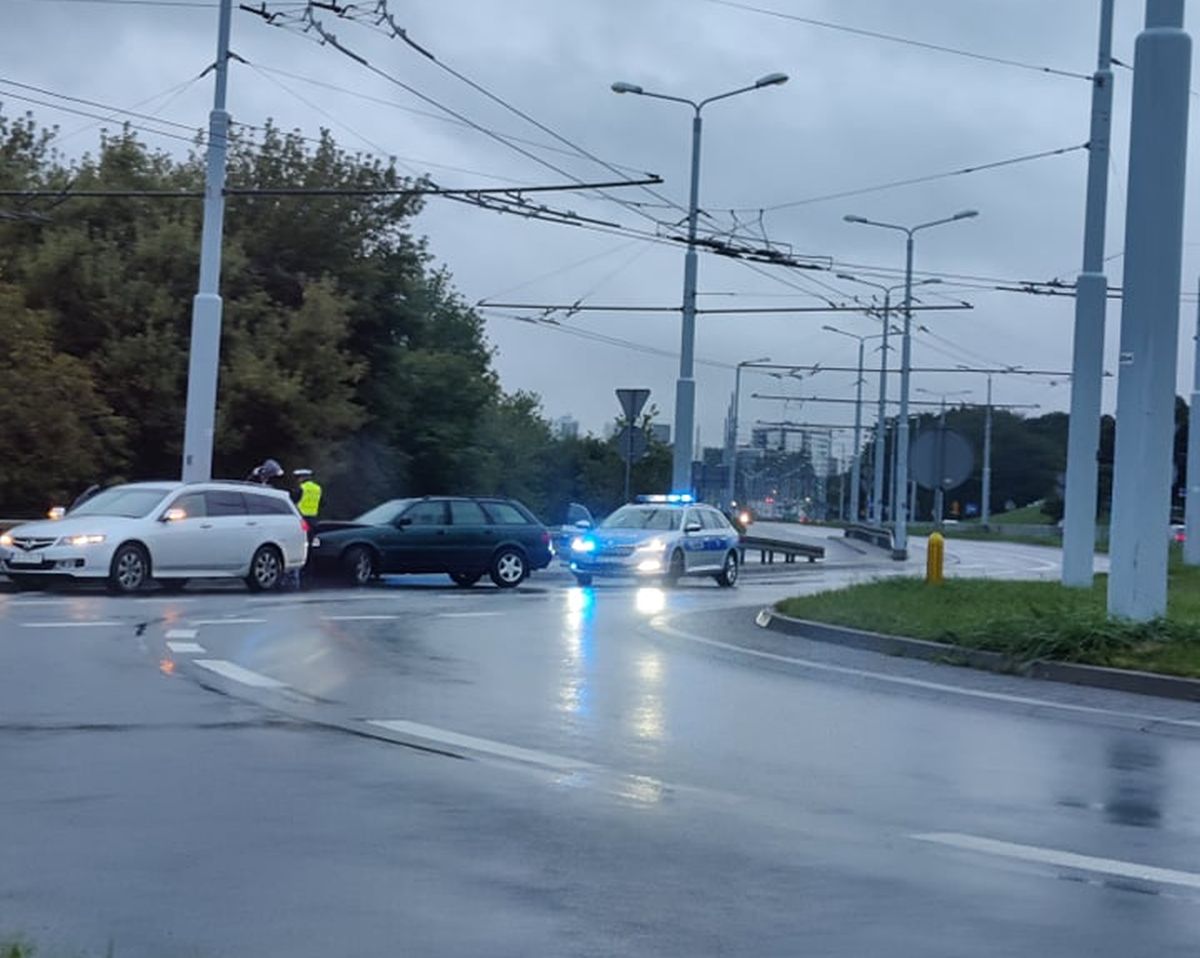 Wysyp kolizji na ulicach Lublina i drogach regionu. Wielu kierowców zapomina o mokrej nawierzchni (zdjęcia)