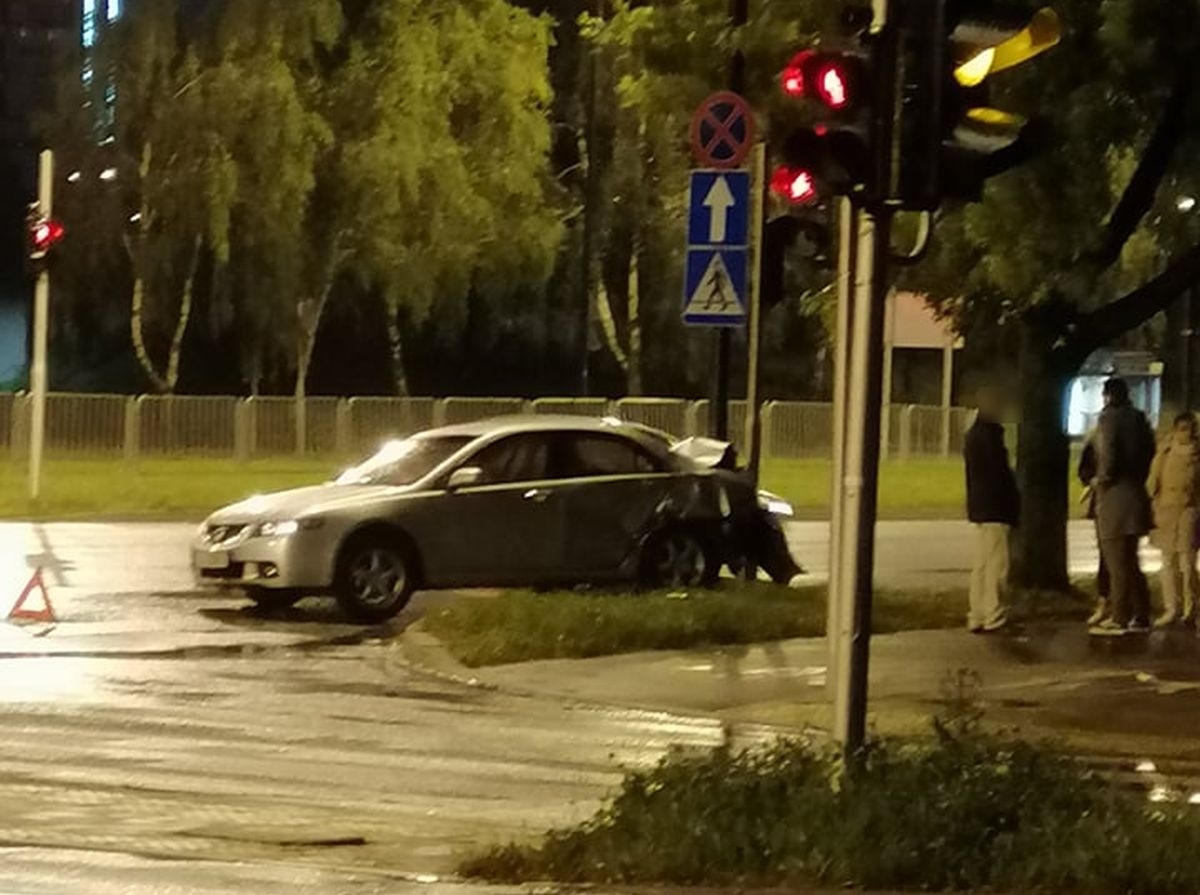 Wysyp kolizji na ulicach Lublina i drogach regionu. Wielu kierowców zapomina o mokrej nawierzchni (zdjęcia)