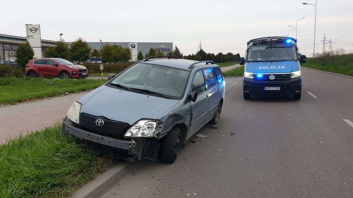 Zderzenie toyoty z ciężarówką. Jeden wyjeżdżał, drugi zmieniał pas jezdni (zdjęcia)