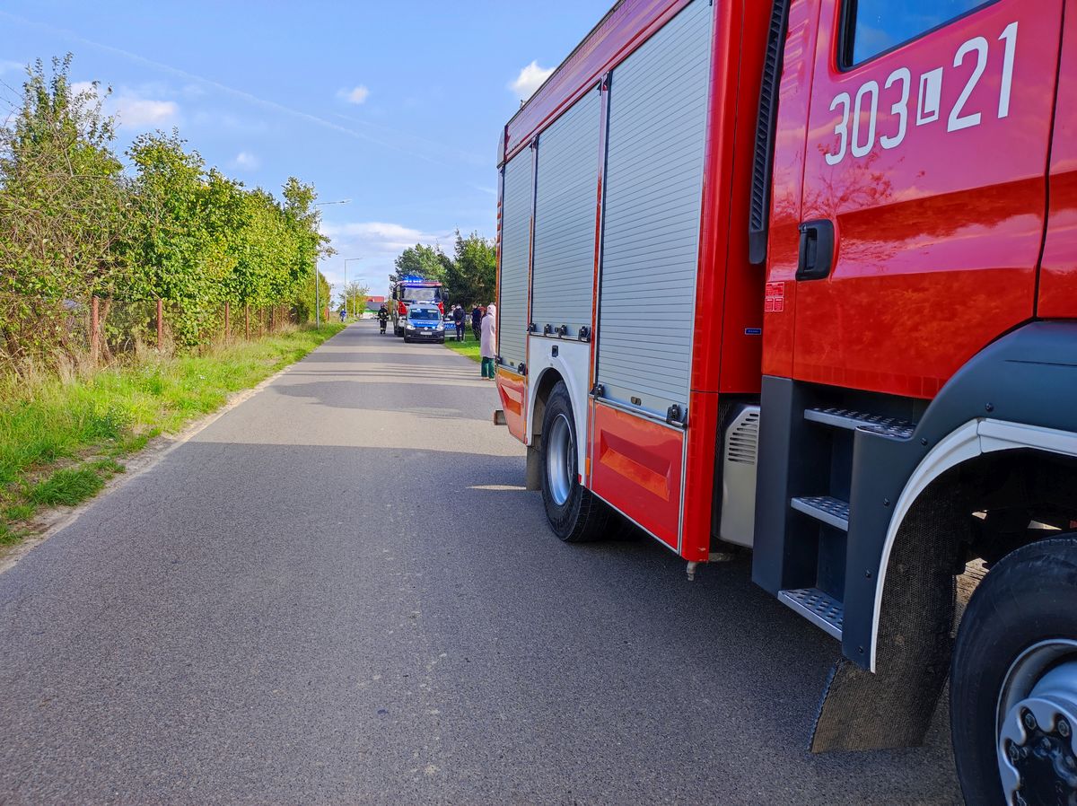 Honda staranowała zaparkowanego na posesji volkswagena. Pojazd uderzył w ścianę budynku (zdjęcia)