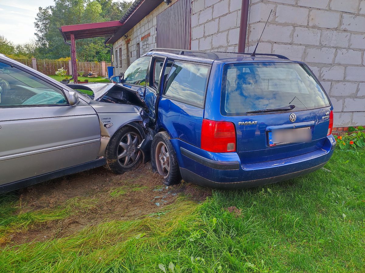 Honda staranowała zaparkowanego na posesji volkswagena. Pojazd uderzył w ścianę budynku (zdjęcia)