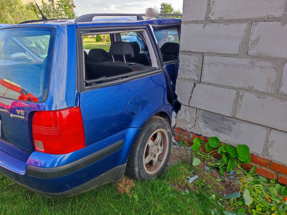 Honda staranowała zaparkowanego na posesji volkswagena. Pojazd uderzył w ścianę budynku (zdjęcia)