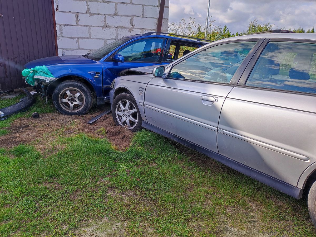 Honda staranowała zaparkowanego na posesji volkswagena. Pojazd uderzył w ścianę budynku (zdjęcia)