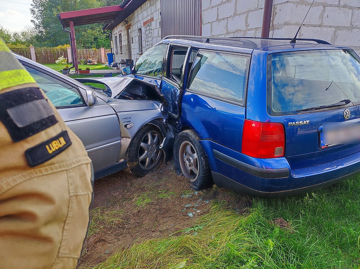 Honda staranowała zaparkowanego na posesji volkswagena. Pojazd uderzył w ścianę budynku (zdjęcia)