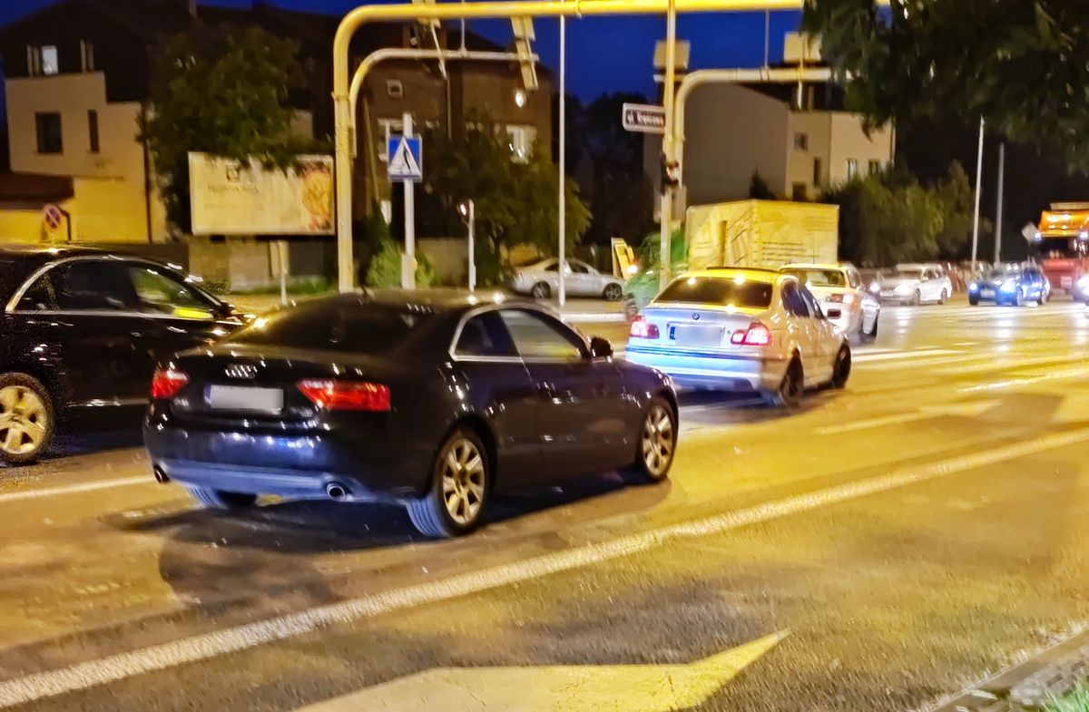Zderzenie audi z BMW na ul. Krańcowej. Zablokowane są dwa pasy jezdni (zdjęcia)