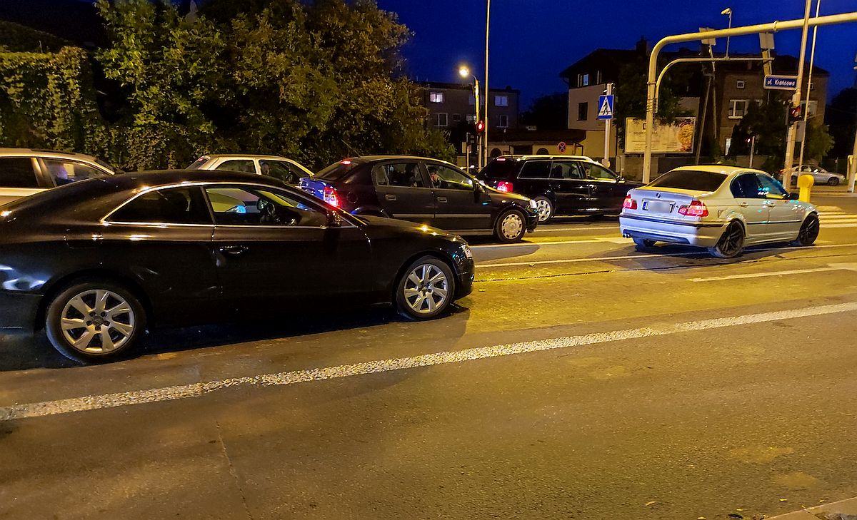 Zderzenie audi z BMW na ul. Krańcowej. Zablokowane są dwa pasy jezdni (zdjęcia)