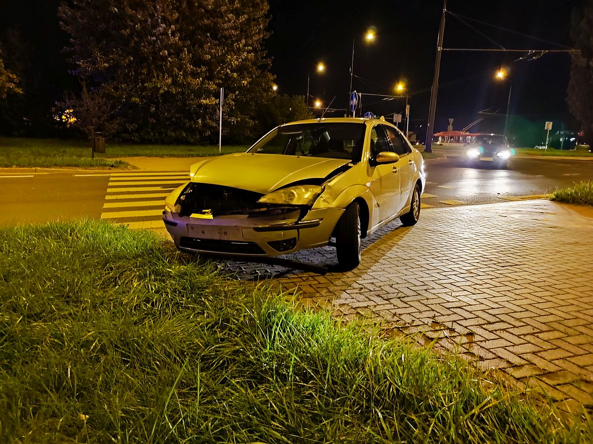 Nie ustąpiła pierwszeństwa przejazdu. Na rondzie ford zderzył się z renaultem (zdjęcia)