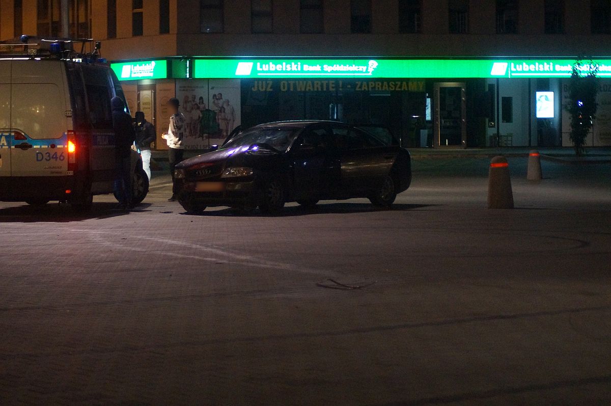 Zderzenie audi z volkswagenem na parkingu sklepu meblowego. Sprawca nie poczuwał się do winy (zdjęcia)