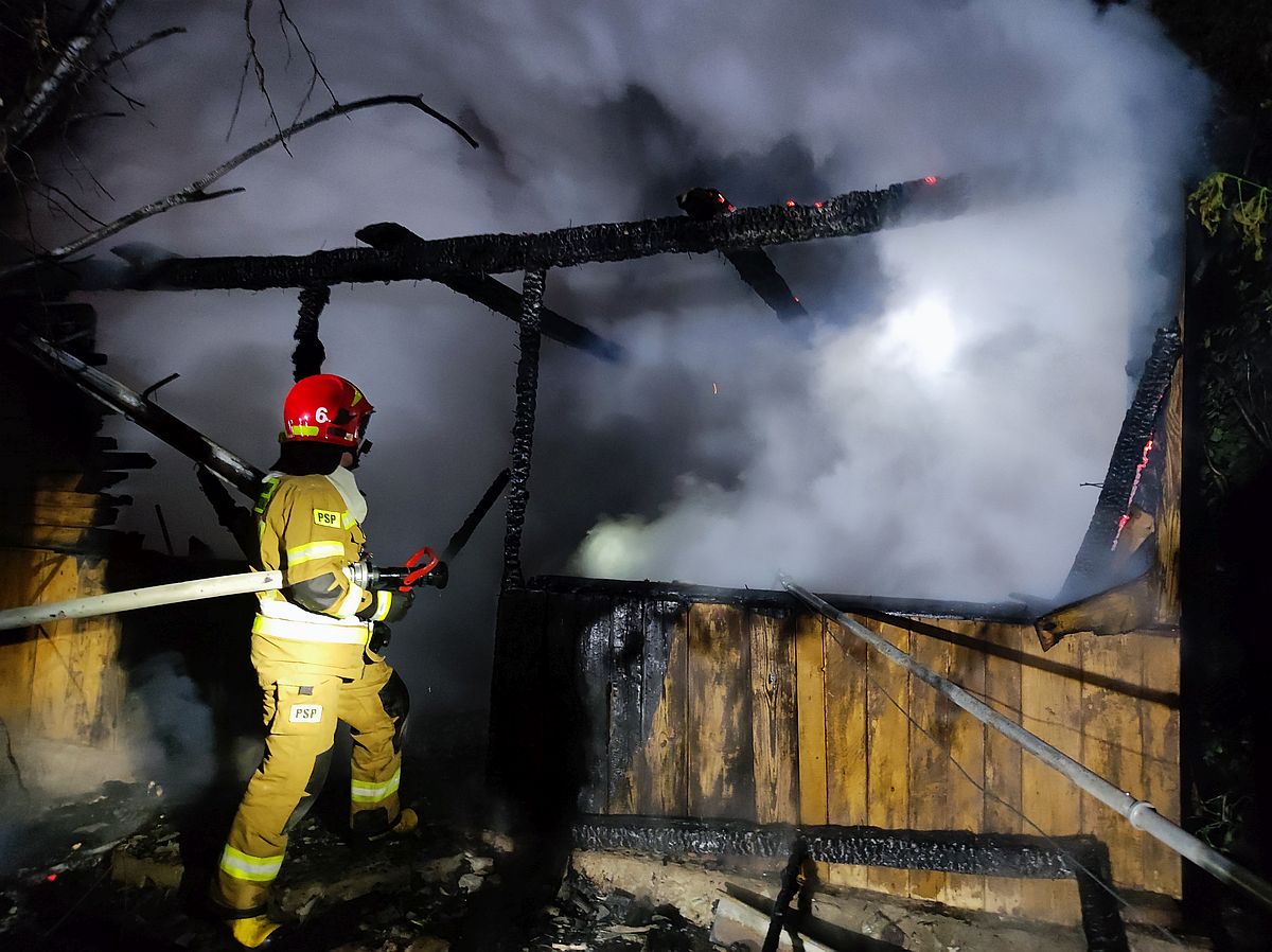 Drewniany budynek stanął w płomieniach. Spłonął doszczętnie (zdjęcia)