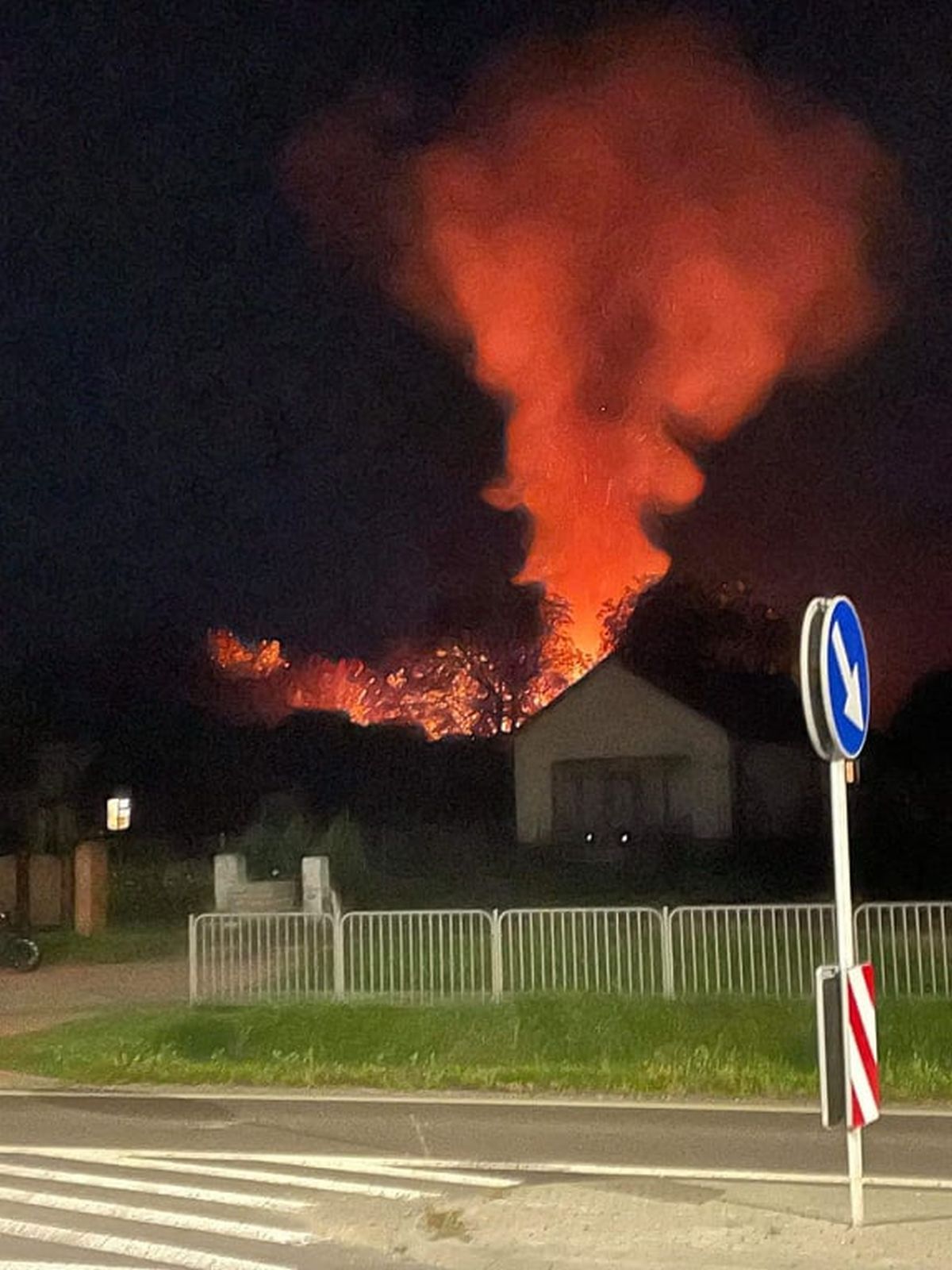 Drewniany budynek stanął w płomieniach. Spłonął doszczętnie (zdjęcia)