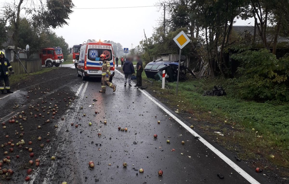 Volkswagen zderzył się z ciężarówką przewożącą jabłka, z pojazdu wyrwało silnik (zdjęcia)