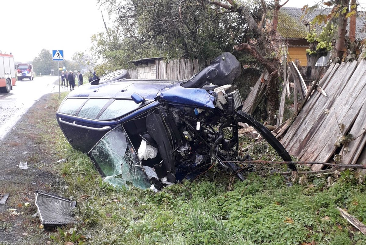 Volkswagen zderzył się z ciężarówką przewożącą jabłka, z pojazdu wyrwało silnik (zdjęcia)