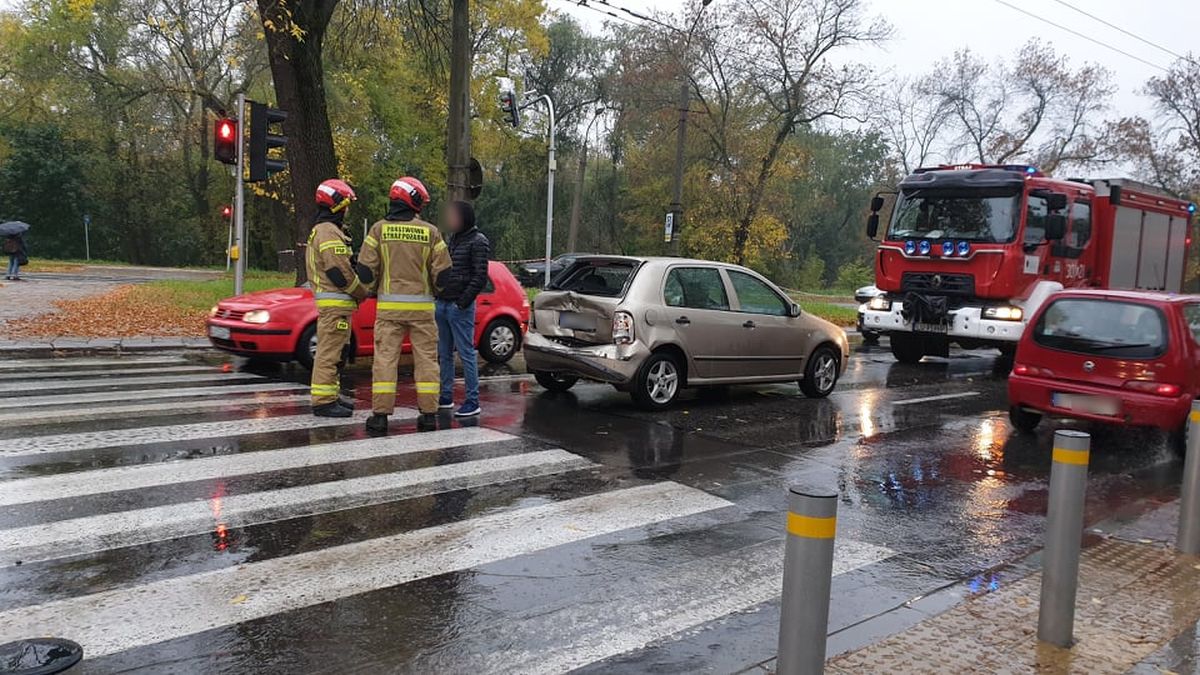 Wjechała w stojące przed skrzyżowaniem auta. Jedna osoba trafiła do szpitala (zdjęcia)