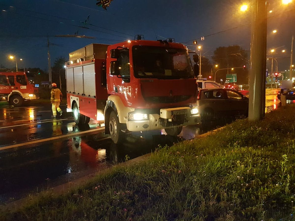 Zasłabł za kierownicą. Volkswagen wjechał w znajdujące się na rondzie auta (zdjęcia)