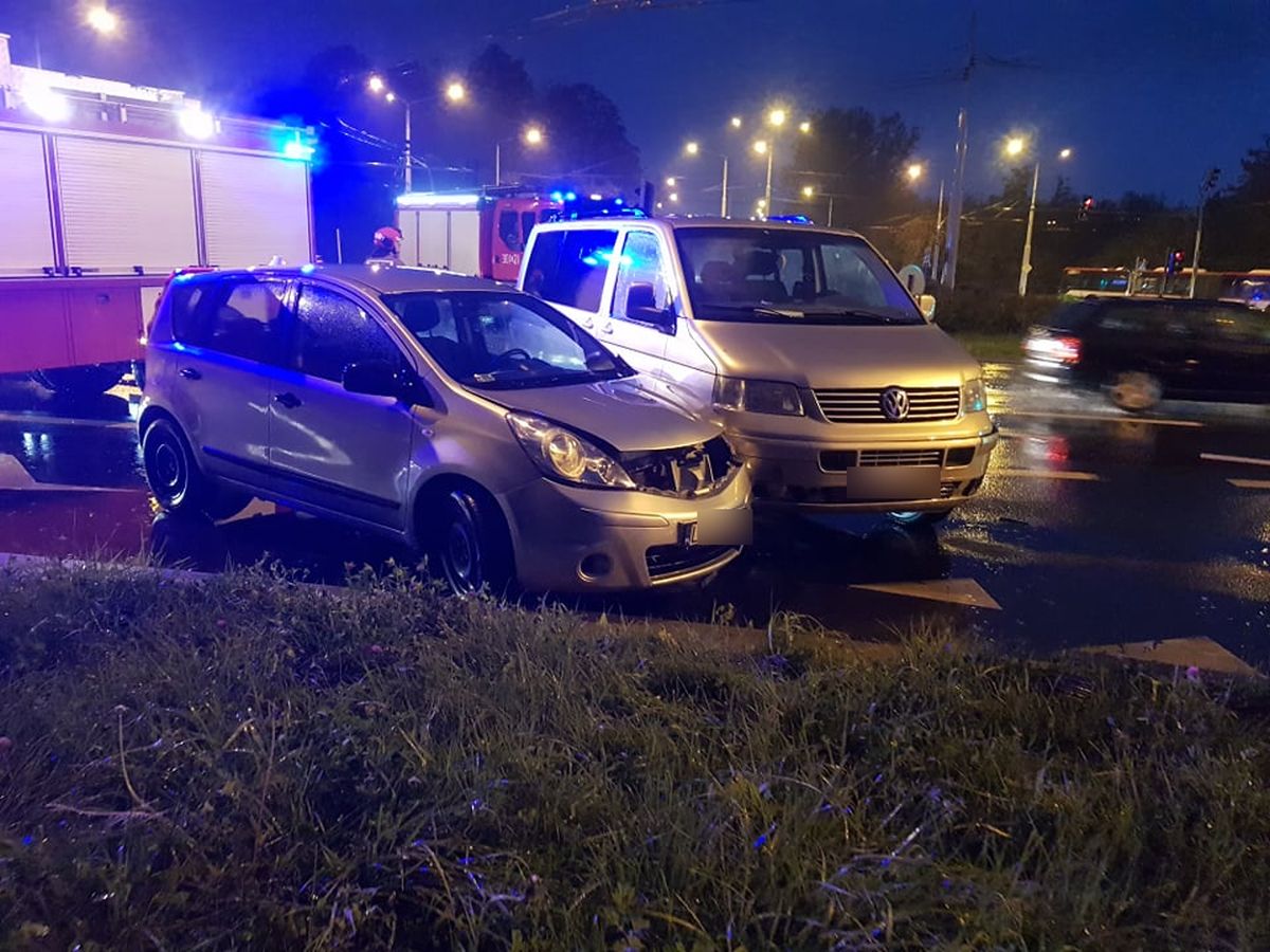 Zasłabł za kierownicą. Volkswagen wjechał w znajdujące się na rondzie auta (zdjęcia)