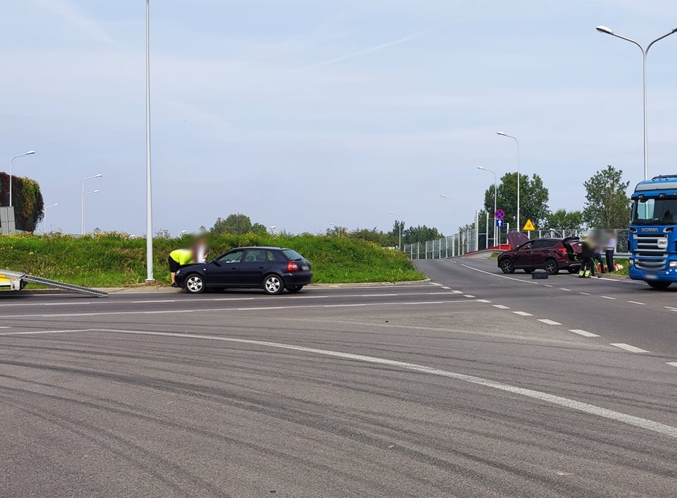 Zderzenie pojazdów i dachowanie. Zablokowany zjazd z ronda w kierunku Warszawy (zdjęcia)