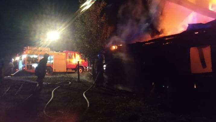 Dom w ogniu, sześć zastępów straży pożarnej w akcji (zdjęcia)