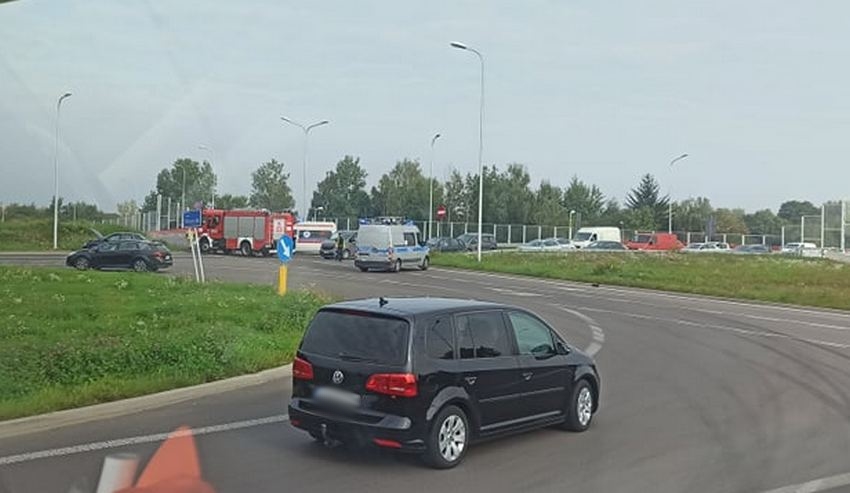 Zderzenie pojazdów i dachowanie. Zablokowany zjazd z ronda w kierunku Warszawy (zdjęcia)