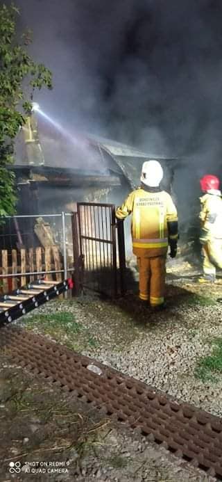Dom w ogniu, sześć zastępów straży pożarnej w akcji (zdjęcia)