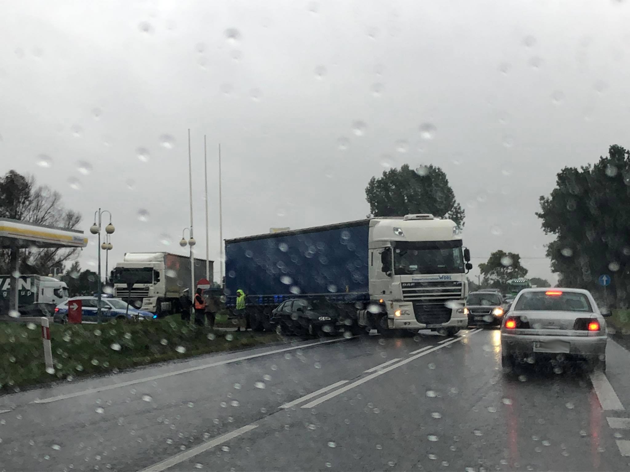 Utrudnienia w ruchu na trasie Piaski – Chełm. Doszło do zderzenia ciężarówki z pojazdem osobowym (zdjęcia)