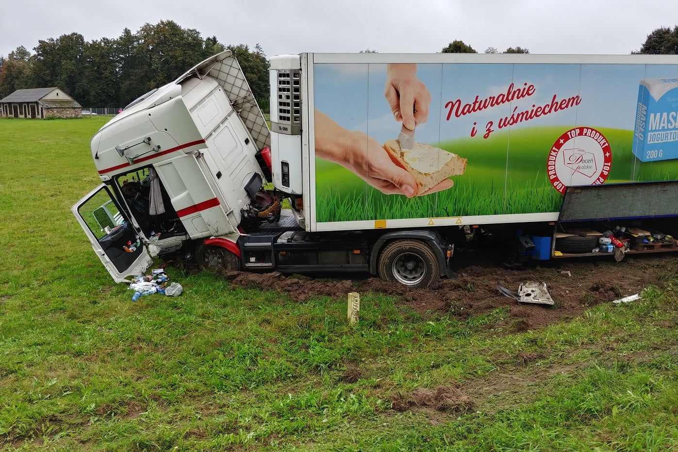 Kierowca opla zginął w zderzeniu z ciężarową scanią (zdjęcia)