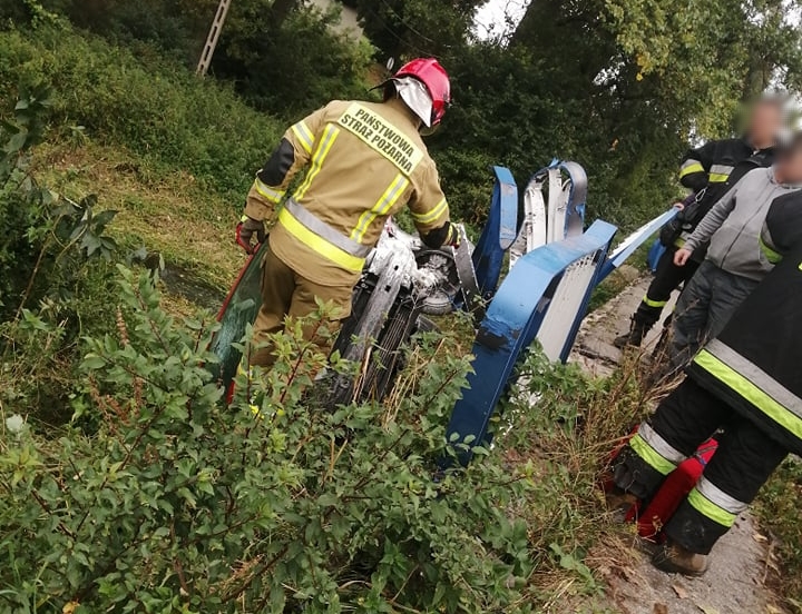 Samochód przebił barierki i spadł z mostu do rzeki. Kierujący pojazdem był pijany (zdjęcia)