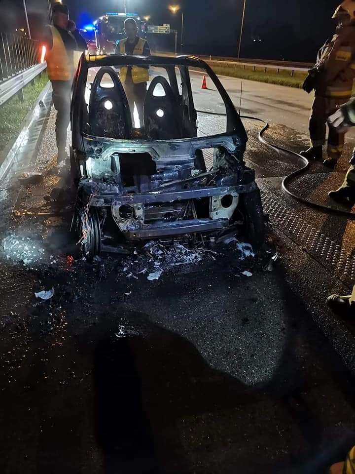 Na drodze ekspresowej S17 doszczętnie spłonęło auto (zdjęcia)