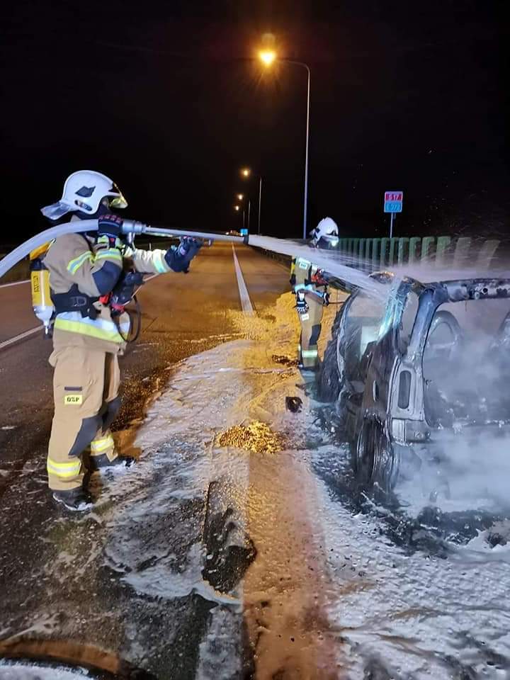 Na drodze ekspresowej S17 doszczętnie spłonęło auto (zdjęcia)