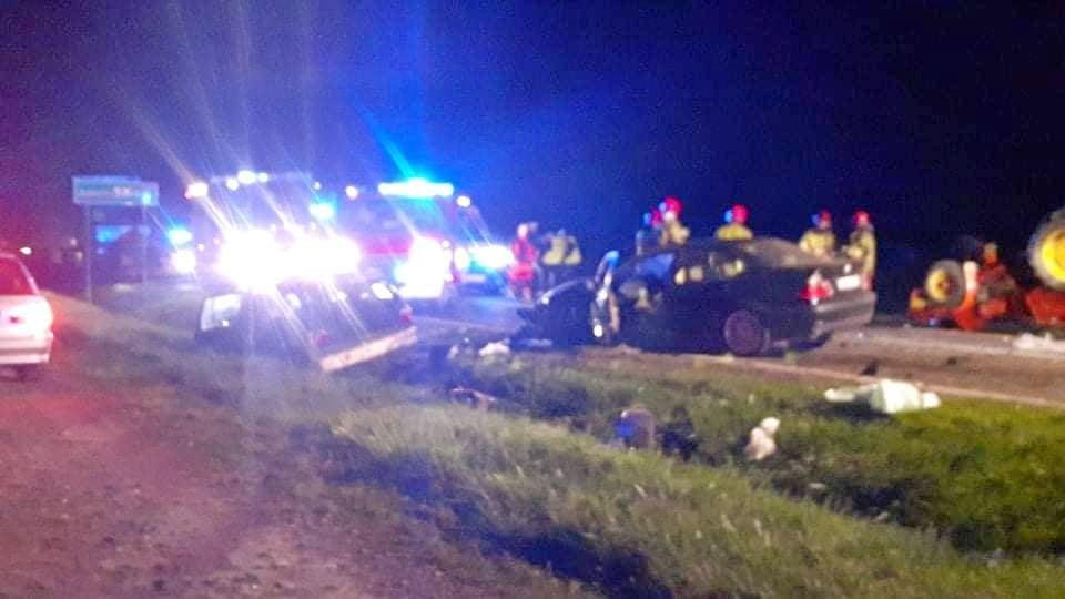 21-latek w BMW doprowadził do wypadku podczas wyprzedzania. Pięć osób trafiło do szpitala (zdjęcia)