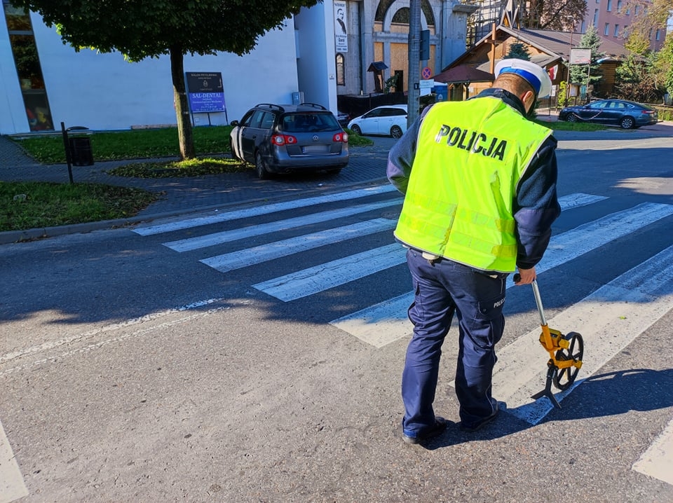 Przechodziła przez przejście z dzieckiem w wózku. Wjechał w nią kierowca volkswagena (zdjęcia)