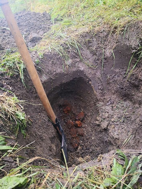 Niewybuchy granatów oraz zapalniki ujawnione podczas prac ziemnych (zdjęcia)