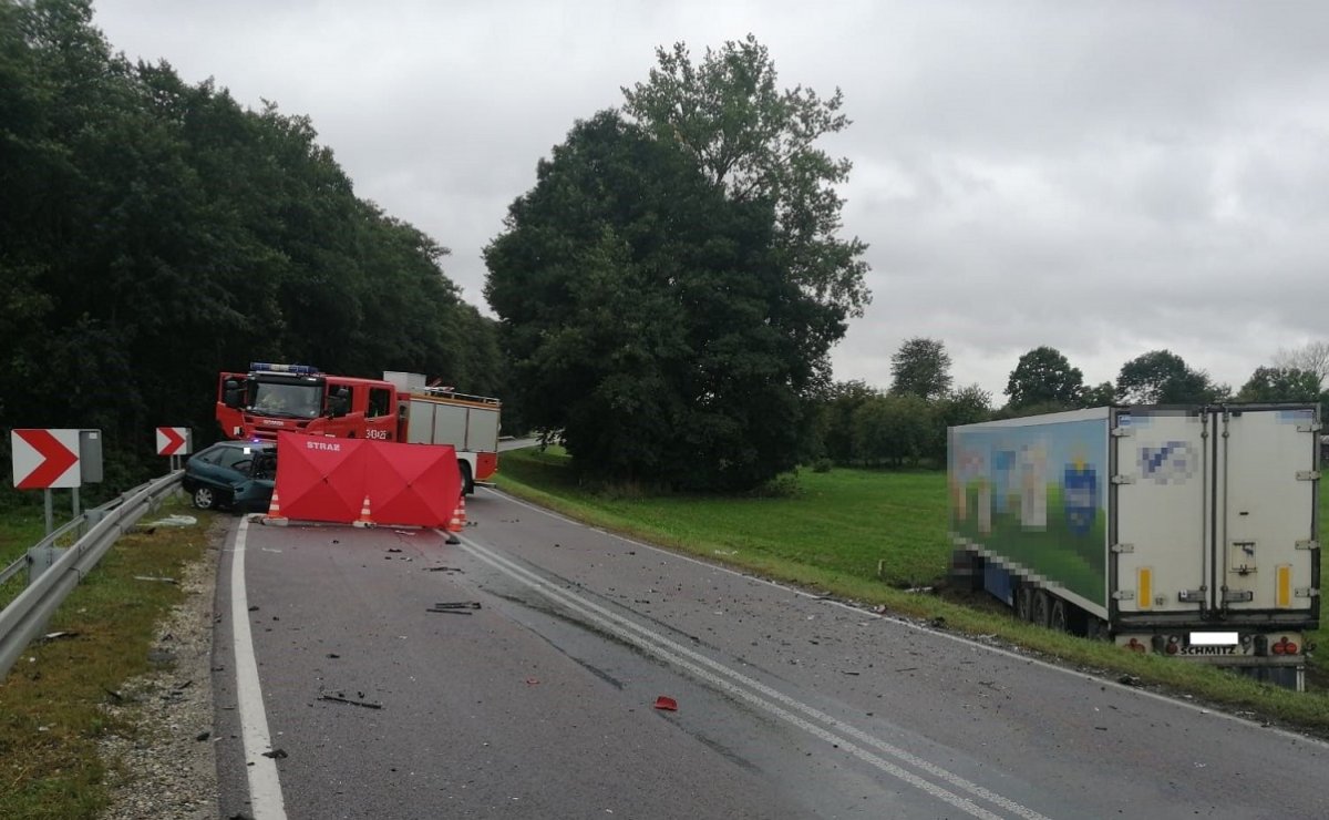 Kierowca opla zginął w zderzeniu z ciężarową scanią (zdjęcia)