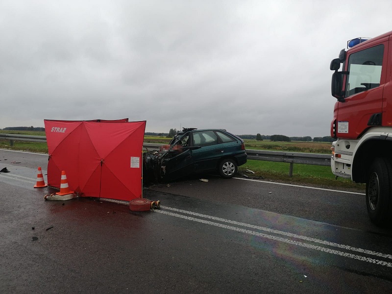 Kierowca opla zginął w zderzeniu z ciężarową scanią (zdjęcia)