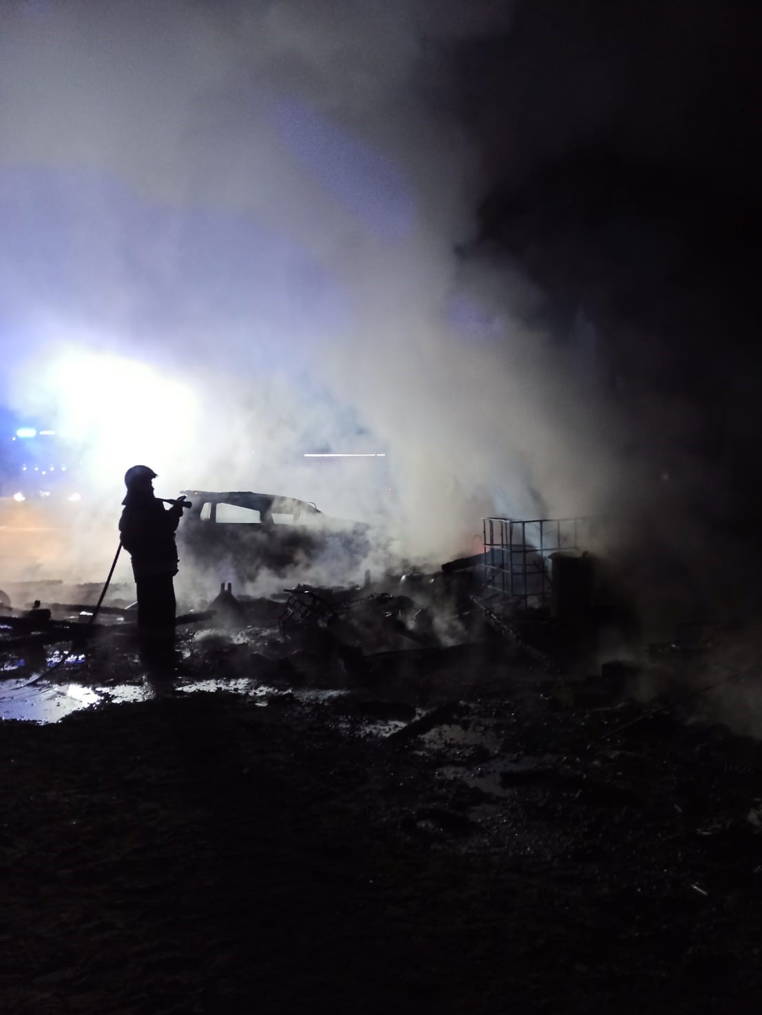 Ponad trzy godziny walki strażaków z pożarem garażu. Jedna osoba trafiła do szpitala (zdjęcia)