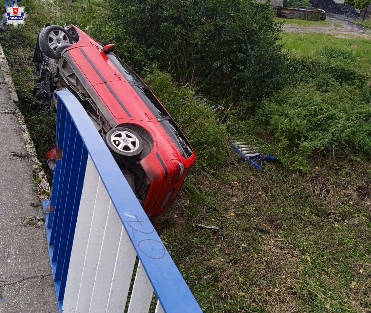 Samochód przebił barierki i spadł z mostu do rzeki. Kierujący pojazdem był pijany (zdjęcia)