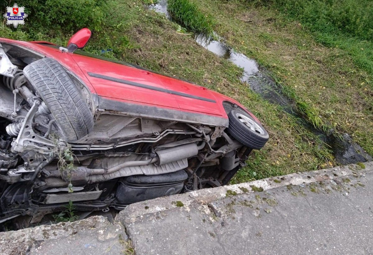 Samochód przebił barierki i spadł z mostu do rzeki. Kierujący pojazdem był pijany (zdjęcia)