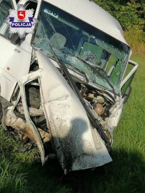 Trzy osoby w szpitalu do zderzeniu dwóch pojazdów na trasie Łęczna – Włodawa (zdjęcia)