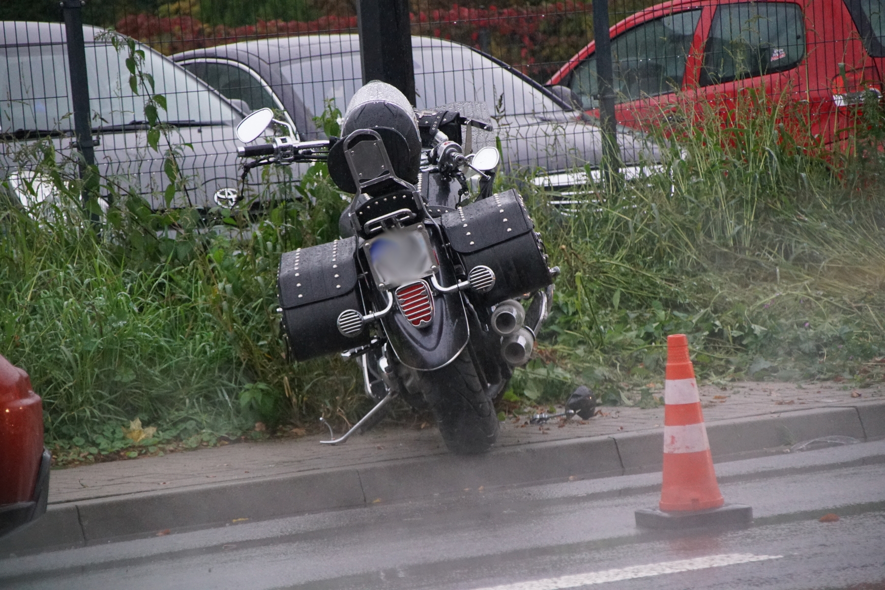Zderzenie auta osobowego z motocyklem, podczas zmiany pasa ruchu. Jedna osoba poszkodowana (zdjęcia)